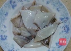 西兰花杂炒鱿鱼的做法图解3