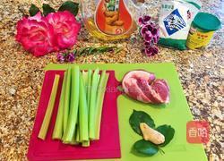 西芹炒肉丝的做法图解1