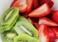 草莓奇异果冰棒的做法图解1