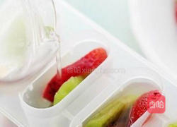 草莓奇异果冰棒的做法图解2