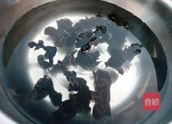 木耳炒肉片的做法图解1