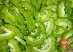 苦瓜炒鸡蛋的做法图解2