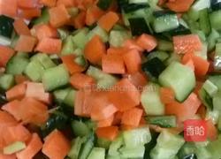 黄瓜牛肉丁的做法图解2