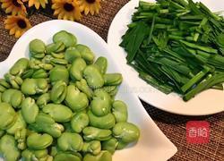 蚕豆炒韭菜的做法图解1