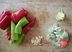 双椒炒排骨的做法图解1