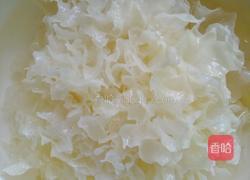 银耳雪梨羹的做法图解1