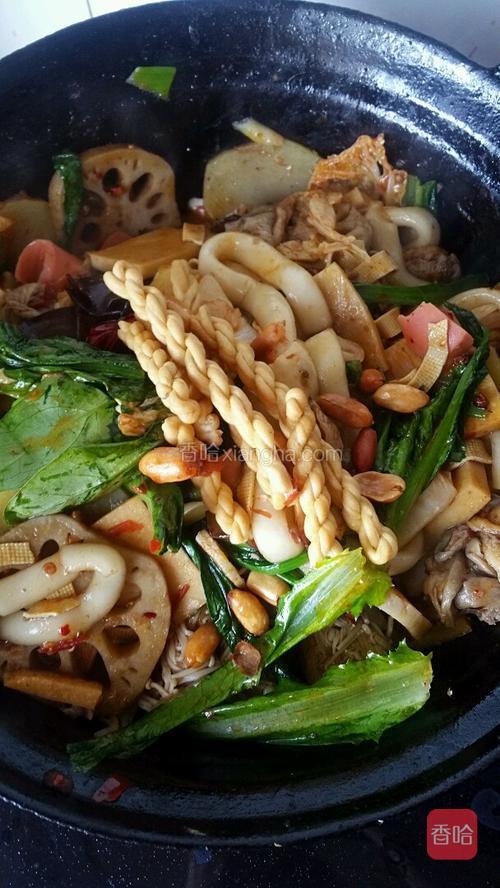 最后放麻花,花生米翻炒