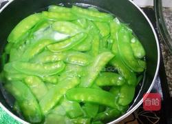 荷兰豆炒腊肠的做法图解2