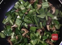 青椒炒香菇的做法图解6