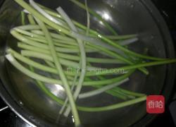 凉拌蒜苔的做法图解1