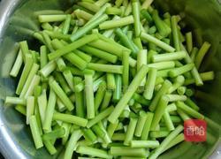 蒜苔炒小香肠的做法图解1