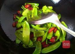 荷兰豆炒香肠的做法图解3