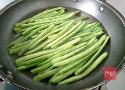 橄榄菜四季豆的做法图解2