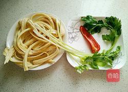 芹菜拌腐竹的做法图解1