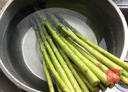 油淋芦笋配海菜窝头的做法图解1