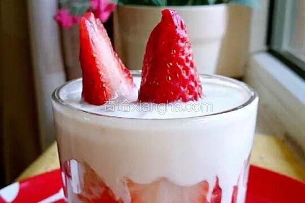 草莓酸奶 