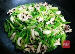 芹菜炒乌贼的做法图解6