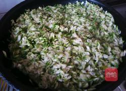 槐花猪肉蒸包的做法图解2