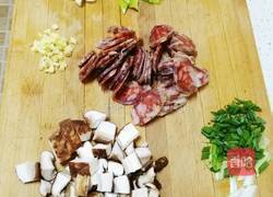 四川腊肠香菇焖饭的做法图解2