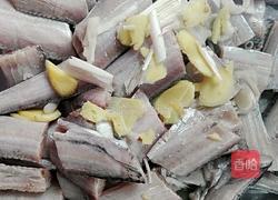 煎焖带鱼的做法图解1