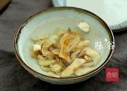 太子参百合瘦肉汤的做法图解2