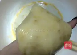Illustration of how to make banana milk egg pancake 2