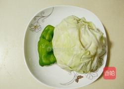 青椒卷心菜的做法图解1