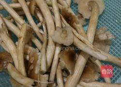 茶树菇炖鸡汤的做法图解1