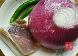 洋葱炒腊肉的做法图解1