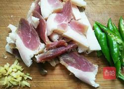 洋葱炒腊肉的做法图解3