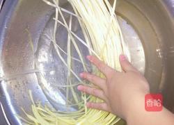 榨菜火腿韭菜鸡蛋的做法图解2