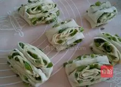 Illustration of how to make chive and salt and pepper rolls 12