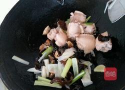 去骨鸡翅炖菌菇的做法图解3