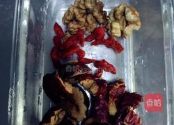 大枣核桃枸杞奶的做法图解1