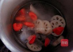 猪骨头莲藕胡萝卜汤的做法图解6