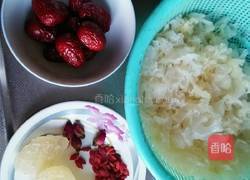 银耳玫瑰红枣枸杞汤的做法图解2