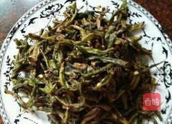 腌豆角青炒腊猪肠的做法图解1