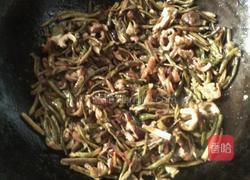 腌豆角青炒腊猪肠的做法图解5