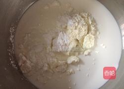 外脆里嫩的炸牛奶的做法图解1