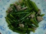 韭菜花炒肉的做法[图]