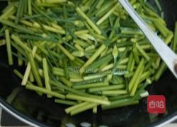 韭菜花炒肉的做法图解3