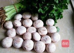 蘑菇炒芹菜的做法图解1