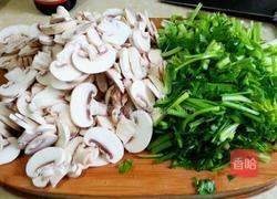 蘑菇炒芹菜的做法图解2