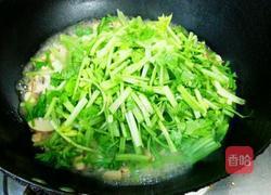 蘑菇炒芹菜的做法图解5