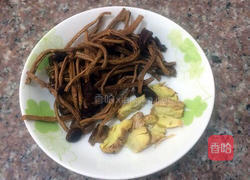 筒骨茶树菇汤的做法图解4