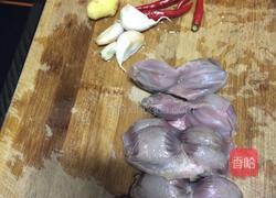 鸭胗炒蒜苗的做法图解1