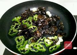 青椒木耳炒肉的做法图解7