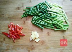 蒜苔炒鸭片的做法图解2