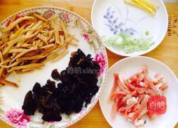 黄花菜木耳炒肉丝的做法图解2