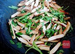 芹菜炒豆干的做法图解3